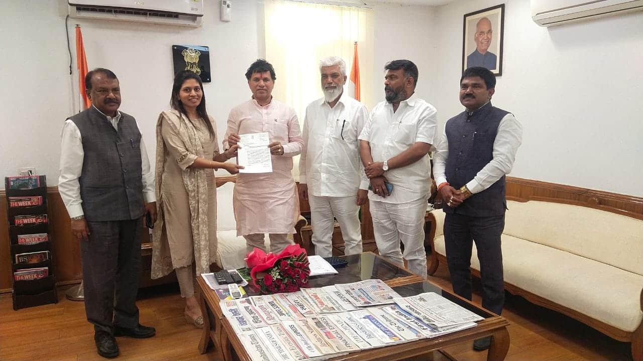 Dadaji Bhuse : दादाजी भुसे यांच्यासह राज्यातील खासदारांनी घेतली केंद्रीय कृषीमंत्री तोमर यांची भेट, विविध विषयांवर चर्चा