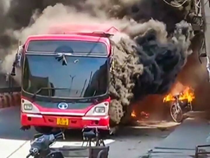 Watch: दिल्ली के महिपालपुर इलाके में DTC बस में लगी आग, काले धुंए का उठा गुबार Watch Delhi DTC bus catches fire in Mahipalpur area no casualty reported