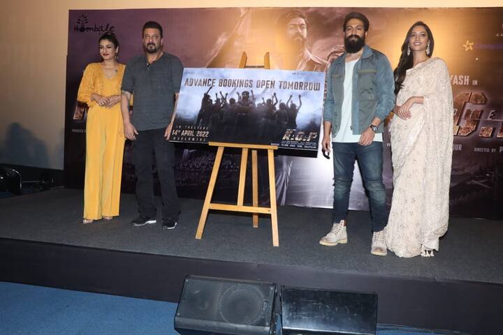 फिलहाल फिल्म की पूरी स्टार कास्ट इसके प्रमोशन में जी जान से जुटी हुई है. गुरुवार से फिल्म की एडवांस टिकट बुकिंग प्रक्रिया भी शुरू हो जाएगी. वहीं इस मौके पर स्टार कास्ट मीडिया से मुखातिब हुई और उनके दिलचस्प सवालों के मजेदार जवाब दिए.