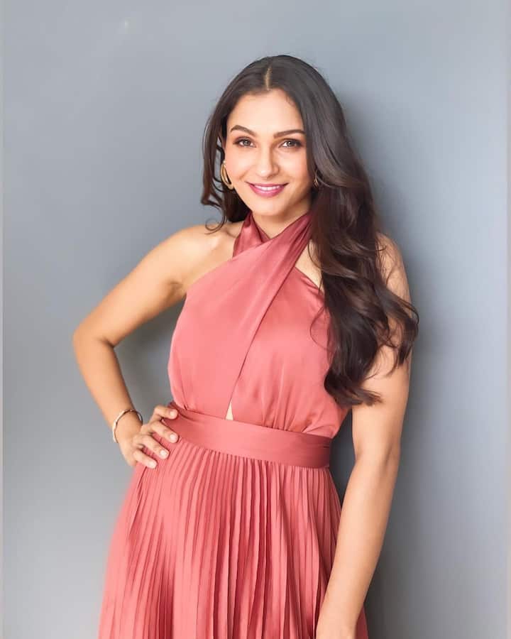 ‘పుష్ప’ తమిళ వెర్షన్‌లో ‘ఊ సొల్‌రియా మామా’ అనే పాటను పాడి ఓ ఊపు ఊపిన ఆండ్రియా ఇప్పుడు వెబ్‌ సిరీస్‌ కోసం మరో ఐటమ్‌ సాంగ్‌ను పాడింది.చెన్నైలోని ఈసీఆర్‌ కారిడార్‌ ఐటీ హబ్‌గా మారిన తర్వాత వచ్చిన పబ్‌, పాప్‌ కల్చర్‌ను నేపథ్యంగా చేసుకుని ఈ వెబ్‌ సిరీస్‌ను తెరకెక్కించారు. ఇందులోని ఓ ఐటమ్‌ సాంగ్‌ను ఆండ్రియాతో పాడించారు.