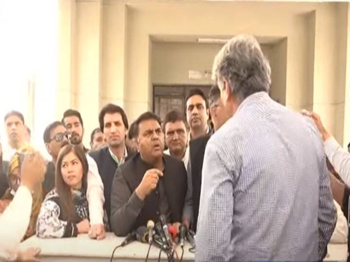pakistan ruckus between imran khan minister fawad chaudhary and journalists at pc outside supreme court Watch: 'तुम तो किराये के हो', इमरान खान के मंत्री की प्रेस कॉन्फ्रेंस में हंगामा, पत्रकारों ने लगाए गुंडागर्दी नहीं चलेगी के नारे