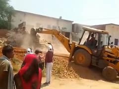 Mahoba News: महोबा में सरकारी जमीन पर रह रहे मजदूरों के घर पर चला बुलडोजर, SDM पर लगा ये बड़ा आरोप