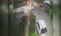 Jalandhar 'ਚ ਮੋਟਰਸਾਈਕਲ ਸਵਾਰਾਂ ਨੇ ਖੜ੍ਹੀ ਗੱਡੀ ਨੂੰ ਲਾਈ ਅੱਗ, ਘਟਨਾ CCTV 'ਚ ਕੈਦ