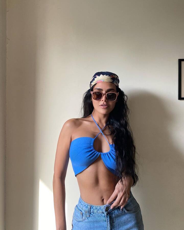 బాలీవుడ్ లో కొన్ని సినిమాల్లో నటిస్తోంది.  -Image credit: Esha Gupta/Instagram