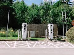 इलेक्ट्रिक व्हीकल्स के लिए मजबूत हो रहा इंफ्रास्ट्रक्चर, अब इस कंपनी ने लगाए सैकड़ों ‘यूनिवर्सल’ चार्जिंग स्टेशन