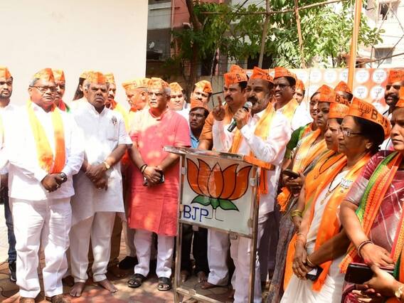 BJP Foundation Day 2022: లక్ష్యం అదే అయితే బీజేపీ ఎందుకు? కాంగ్రెస్, టీఆర్ఎస్ చాలు: బండి సంజయ్ ఉద్వేగభరిత ప్రసంగం BJP Foundation Day 2022: లక్ష్యం అదే అయితే బీజేపీ ఎందుకు? కాంగ్రెస్, టీఆర్ఎస్ చాలు: బండి సంజయ్ ఉద్వేగభరిత ప్రసంగం