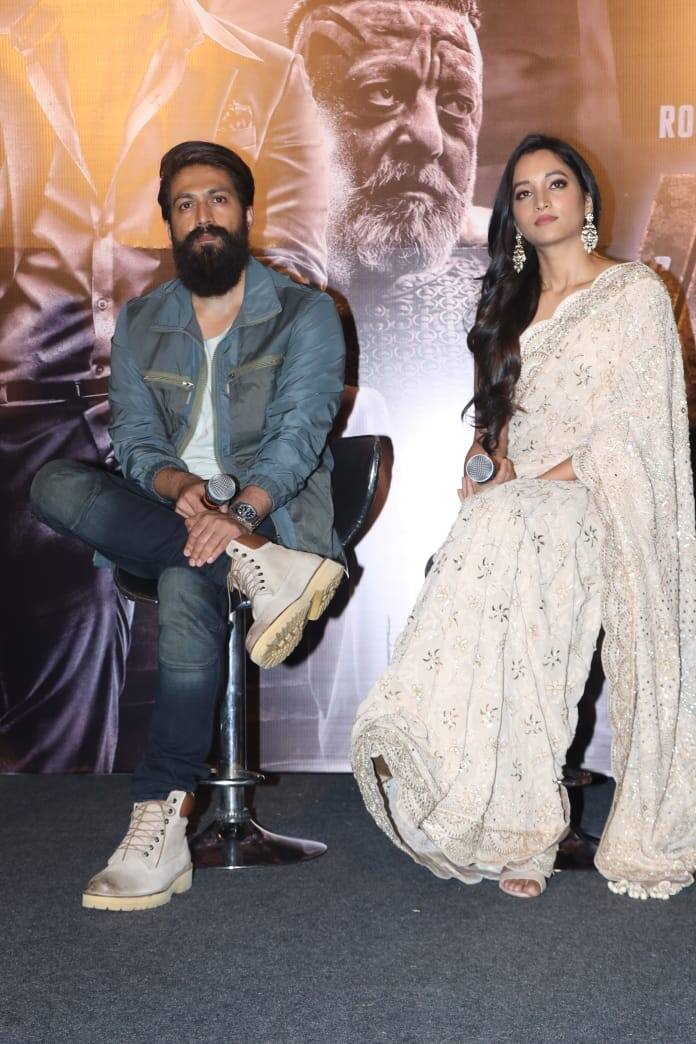 केजीएफ चैप्टर 1 में यश यानी रॉकी भाई गरुड़ा से टकराते नजर आए थे और चैप्टर 2 में उनका सामना बेहद ही खतरनाक अधीरा से होने वाला है, जिनका रोल जितना खूंखार है उतना ही जबरदस्त है उनका लुक भी.