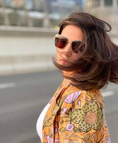 Hina khan :हिना खान लुटतेय उन्हाळ्याच्या सुट्टीचा आनंद; पाहा फोटो!