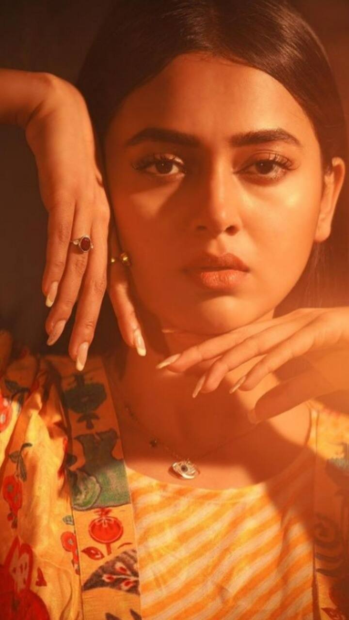 बिग बॉसच्या 15 व्या सिझनची ती विजेती ठरली. सध्या नागिन (Naagin) या मालिकेतून तेजस्वी प्रेक्षकांच्या भेटीस येत आहे.