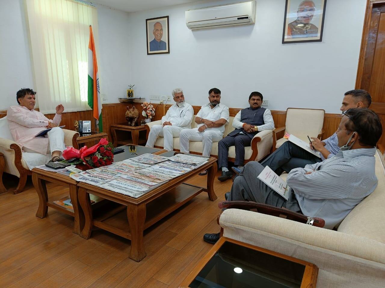 Dadaji Bhuse : दादाजी भुसे यांच्यासह राज्यातील खासदारांनी घेतली केंद्रीय कृषीमंत्री तोमर यांची भेट, विविध विषयांवर चर्चा