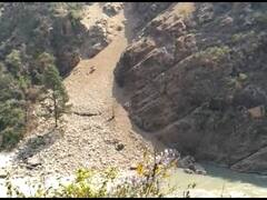 Rudraprayag: अलकनंदा नदी में फेंका जा रहा मलबा, तीर्थयात्रियों को हो सकती है भारी परेशानी