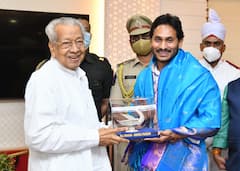 AP CM YS Jagan Meets Governor Biswabhushan: మంత్రివర్గ పునర్ వ్యవస్థీకరణపై చర్చ| ABP Desam