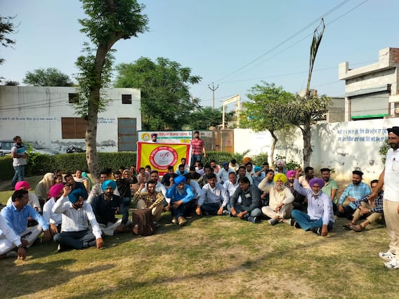 Punjab News : ਤਿੰਨ ਮਹੀਨਿਆਂ ਤੋਂ ਤਨਖਾਹਾਂ ਤੋਂ ਵਾਂਝੇ ਅਧਿਆਪਕਾਂ ਵੱਲੋਂ ਰੋਸ ਧਰਨਾ Punjab News : ਤਿੰਨ ਮਹੀਨਿਆਂ ਤੋਂ ਤਨਖਾਹਾਂ ਤੋਂ ਵਾਂਝੇ ਅਧਿਆਪਕਾਂ ਵੱਲੋਂ ਰੋਸ ਧਰਨਾ