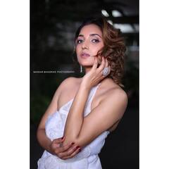 Rupali Bhosale :रुपाली भोसलेचा ग्लॅमरस अवतार; पांढऱ्या ड्रेसमध्ये खुललं सौंदर्य!