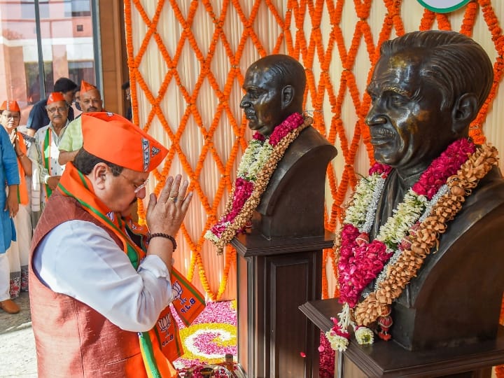 आज BJP ने 42 साल का सफर तय कर लिया है. इस मौके पर पार्टी आज यानी बुधवार को अपना 42वां स्थापना दिवस मना रही है. कभी कुछ सीटों में सिमट कर रह जाने वाली भारतीय जनता पार्टी ने आज पूर्ण बहुमत के अपनी सरकार बना ली है और विश्व की सबसे बड़ी पार्टी बन गई है.