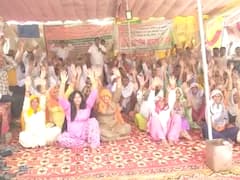 Greater Noida News: ग्रेटर नोएडा के इस गांव में कई दिनों से धरने पर बैठे हैं किसान, प्राधिकरण पर लगा रहे ये बड़ा आरोप