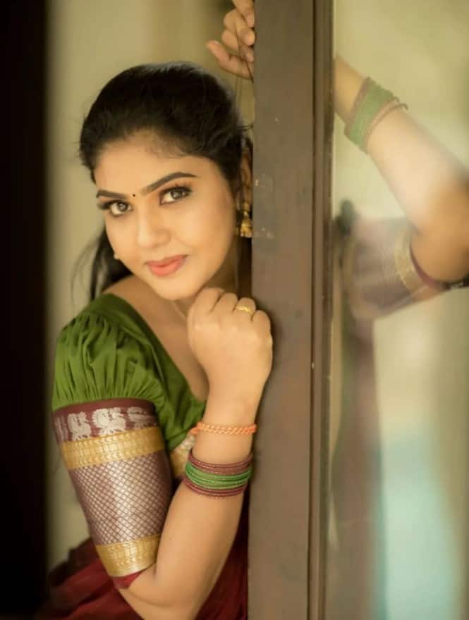அவ பார்த்தாலே பத்திக்குமே சிரிச்சாலே சிக்கிக்குமே