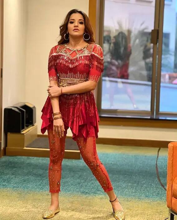 મોનાલિસાએ પરફોર્મન્સ પહેલા વીડિયો શેર કર્યો છે. જેમાં તે તેના વાળને લહેરાવતી જોવા મળે છે. વીડિયો શેર કરતી વખતે તેણે લખ્યું- હૈદરાબાદમાં તબાહી.