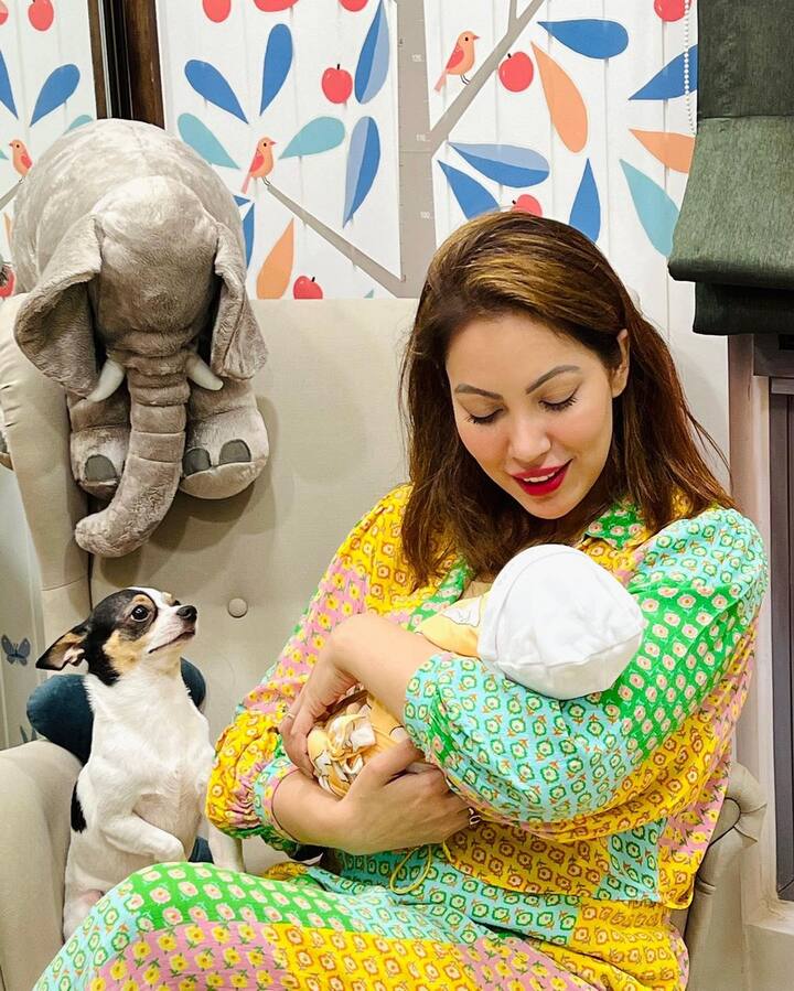तारक मेहता का उल्टा चश्मा की मुनमुन दत्ता की लेटेस्ट तस्वीरें सोशल मीडिया पर छाई हुई हैं. इन ताजा तस्वीरों में उन्होंने गोद में बच्चे को प्यार से उठाया हुआ है. (फोटो – सोशल मीडिया)