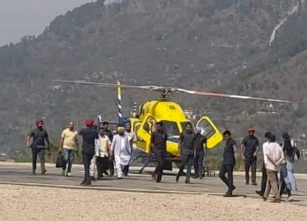 Bhagwant Mann and Arvind Kejriwal  misusing Punjab money by using Government helicopters for party propaganda in Himachal ਭਗਵੰਤ ਮਾਨ ਨੂੰ ਵੀ ਸਰਕਾਰੀ ਹੈਲੀਕਾਪਟਰ ਦੇ ਝੂਟਿਆਂ ਦਾ ਪਿਆ ਚਸਕਾ, ਉੱਠੇ ਸਾਵਲ -'ਪੈਸਾ ਲੋਕਾਂ ਦਾ ਪ੍ਰਚਾਰ ਪਾਰਟੀ ਦਾ'