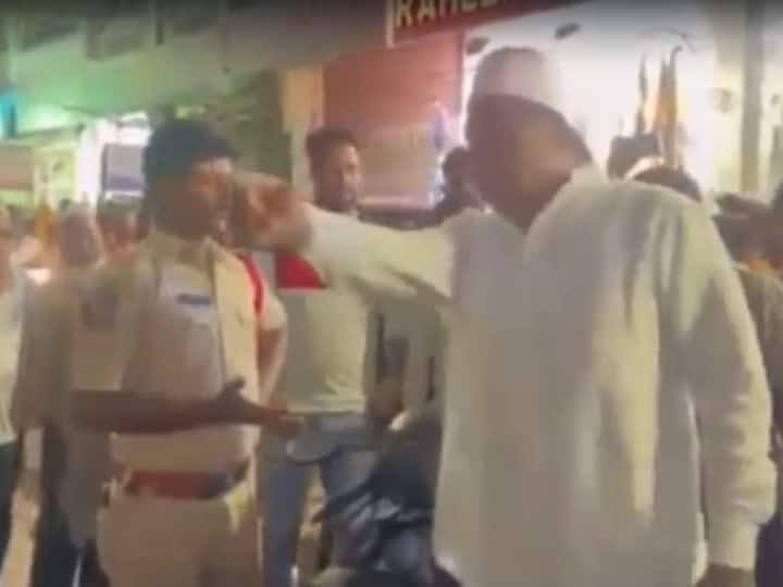 Telangana: AIMIM Corporator Threatens Police Officer On Duty In Hyderabad  Watch see video Telangana: હૈદરાબાદમાં AIMIMના કોર્પોરેટરે ઓનડયુટી પોલીસ કર્મચારીને ધમકાવ્યા, જુઓ વિડીયો