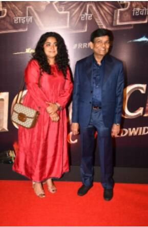 নিজের জীবন দেওয়ার আগে ভেঙ্কট রামাকে দিয়ে শপথ করিয়ে নিয়েছিল, যে ভাবেই হোক একদিন সে প্রত্যেক স্বাধীনতা সংগ্রামীর হাতে বন্দুক তুলে দেবে। বাবাকে দেওয়া প্রতিশ্রুতি রক্ষা করার জন্যই ব্রিটিশ পুলিশ বাহিনীতে চাকরি নেয় রামা রাজু। তারপর একটু একটু করে নিজের লক্ষ্যে এগোতে থাকে। এর মাঝেই রামার সঙ্গে বন্ধুত্ব হয় ভীমের।