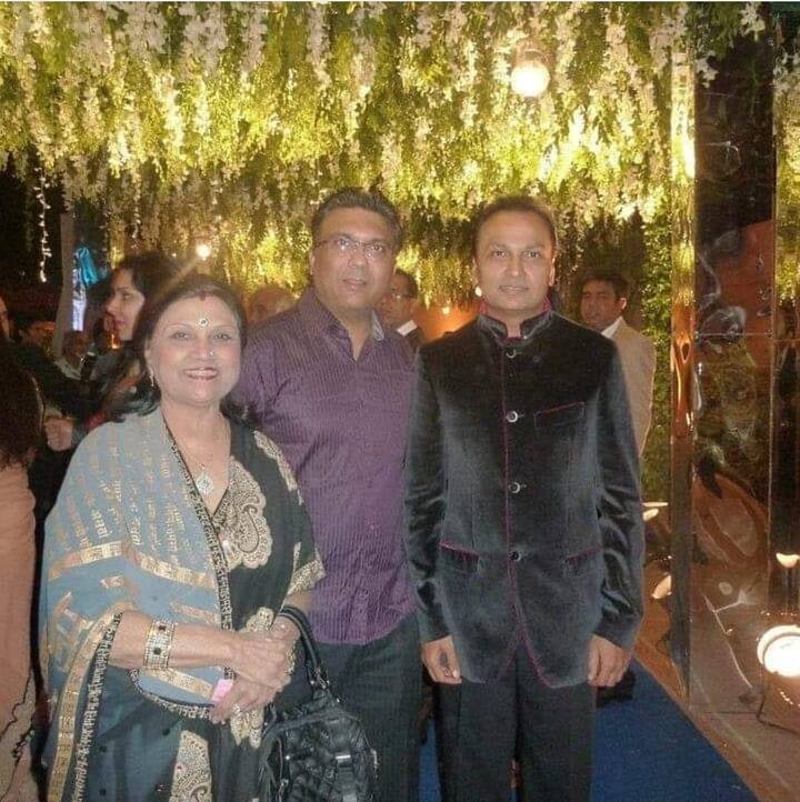 आरोप, जलते बदन, सावन को आने दो, बेकाबू, दमन, टक्कर, पायल की झंकार, बाल ब्रह्मचारी, आर या पार, गर्व, लाल बादशाह, बांवरी हमेशा, चाहत, ईमानदार, तोहफा मोहब्बत का, अनमोल, याराना, दलाल, गज गामिनी, गंगा की कसम, हम तुम्हारे है सनम यांसारख्या  हिट चित्रपटांमधील गाणी माया यांनी लिहिली आहेत.