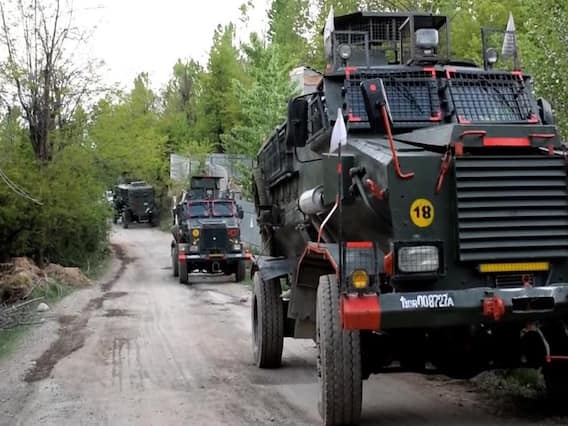 Shopian Encounter: जम्मू कश्मीर के शोपियां में आतंकवादियों और सुरक्षाबलों के बीच मुठभेड़, पुलिस को मिली थी ये सूचना Shopian Encounter: जम्मू कश्मीर के शोपियां में आतंकवादियों और सुरक्षाबलों के बीच मुठभेड़, पुलिस को मिली थी ये सूचना