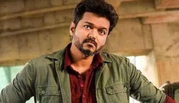 થલપથી વિજયનો તમિલ ફિલ્મોમાં દબદબો છે. તેની આગામી ફિલ્મ બીસ્ટ છે, જે 13 એપ્રિલે રિલીઝ થશે. રિપોર્ટ્સ અનુસાર, વિજયે આ ફિલ્મ માટે 100 કરોડ રૂપિયા લીધા હતા. કોરોના મહામારીને ધ્યાનમાં રાખીને વિજયે પોતાની ફીમાં 30 ટકાનો ઘટાડો કર્યો હતો. આવી સ્થિતિમાં તેની ફી 100 કરોડથી 70 કરોડ થઈ ગઈ.