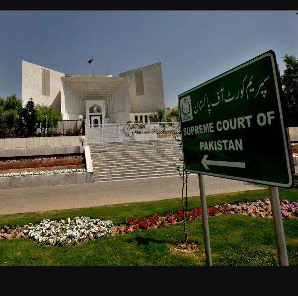 Pakistan High Alert announced hospitals Supreme Court across nation no official allowed leave country Pakistan High Alert: पाकिस्तान की सुप्रीम कोर्ट ने जारी किया हाई अलर्ट, एयरपोर्ट पर बढ़ाई गई सुरक्षा