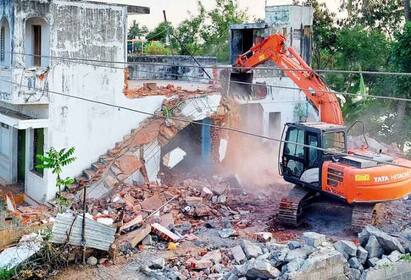 In Ariyalur, 124 houses built on the lakes were completely demolished. அரியலூரில் ஏரிக்கரைகளில் கட்டப்பட்டிருந்த 124 வீடுகள் முழுமையாக இடிப்பு