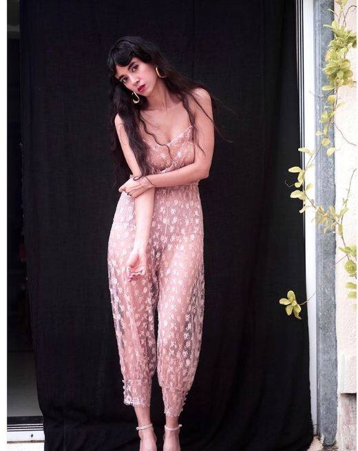 ਸਬਾ ਆਜ਼ਾਦ ਦਾ ਜਨਮ 1 ਨਵੰਬਰ 1990 ਨੂੰ ਦਿੱਲੀ ਵਿੱਚ ਹੋਇਆ ਸੀ। ਉਨ੍ਹਾਂ ਦੀ ਸ਼ੁਰੂਆਤੀ ਪੜ੍ਹਾਈ ਵੀ ਦਿੱਲੀ ਵਿੱਚ ਹੀ ਹੋਈ। ਇਸ ਤੋਂ ਬਾਅਦ ਸਬਾ ਨੇ ਥੀਏਟਰ ਕਲਾਕਾਰ ਵਜੋਂ ਆਪਣਾ ਸਫ਼ਰ ਸ਼ੁਰੂ ਕੀਤਾ।