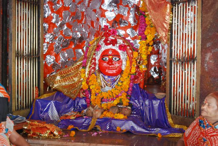 मां चामुंडा और तुलजा भवानी मंदिर, देवास – एमपी के देवास में स्थित ये मंदिर 52 शक्तिपीठों में से एक है. कहा जाता है कि ये वो शक्तिपीठ है जहां माता सती का रक्त गिरा था. मंदिर क्षिप्रा नदी के पूर्वी तट पर बना हुआ है.