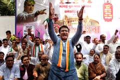 विपक्ष ने सब्जियों की माला पहनकर किया महंगाई के खिलाफ प्रदर्शन