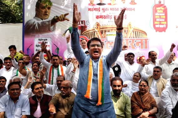 विपक्ष ने सब्जियों की माला पहनकर किया महंगाई के खिलाफ प्रदर्शन