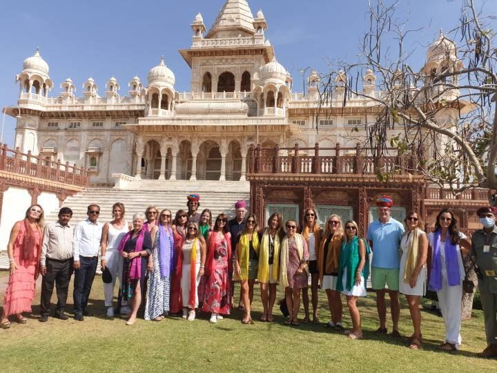 jodhpur tourist from america came to rajasthan guide welcome them ANN Rajasthan News: कोरोना महामारी के बाद 26 विदेशी सैलानियों का ग्रुप पहुंचा जोधपुर, गर्म जोशी से किया गया स्वागत