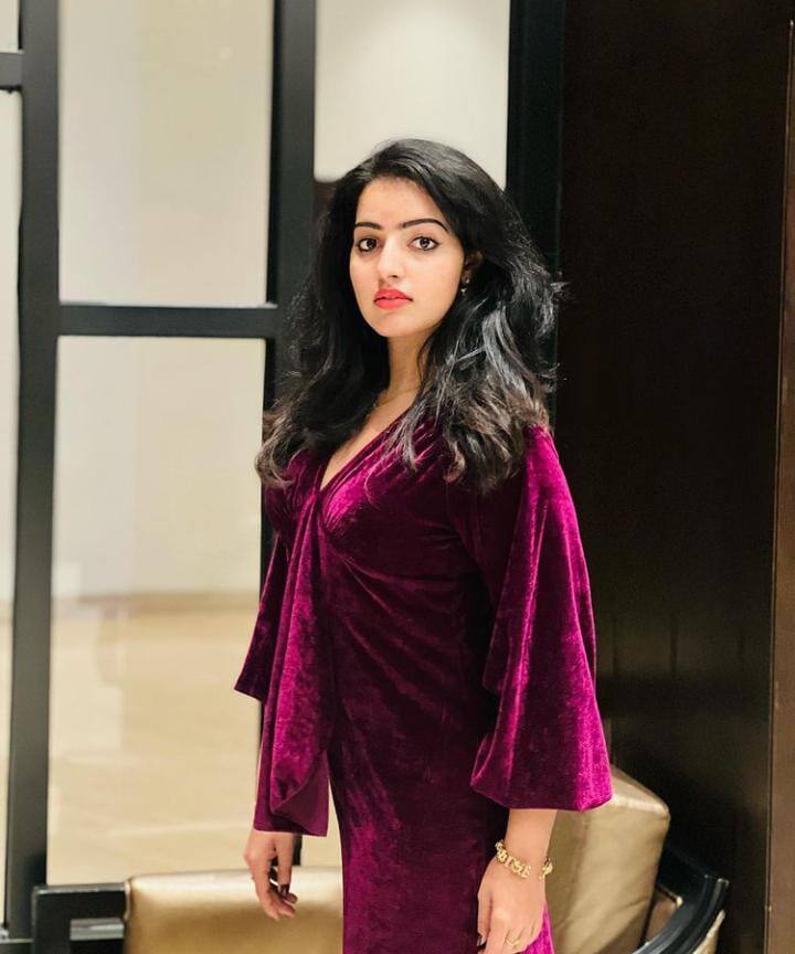 உன்னை பார்த்து கொண்டே நின்றாலும் போதும் என்று தோன்றும்