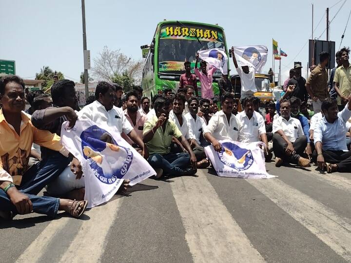 Vijay fans blocked road in Cuddalore as beast movie tickets were refused to them பீஸ்ட் பட ரசிகர் காட்சி.. மறுக்கப்பட்ட டிக்கெட்.. சாலையை மறித்த விஜய் ரசிகர்கள்.. என்ன நடக்குது?
