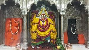 संकठा मन्दिर – ये मंदिर काशी के सिंधिया घाट के पास बना हुआ है. मंदिर के परिसर में शेर की एक विशाल प्रतिमा लगी हुई है. इस मंदिर की खास बात ये भी है कि यहां 9 ग्रहों के नौ मंदिर हैं.