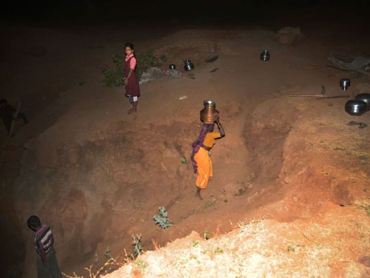 Maharashtra Nashik Marathi News Struggling for water in night, worst situation in surgana tribal areas Nashik : रात्रीच्या काळ्याकुट्ट अंधारात हंडाभर पाण्यासाठी संघर्ष, आदिवासी पाड्यावरील भयावह स्थिती