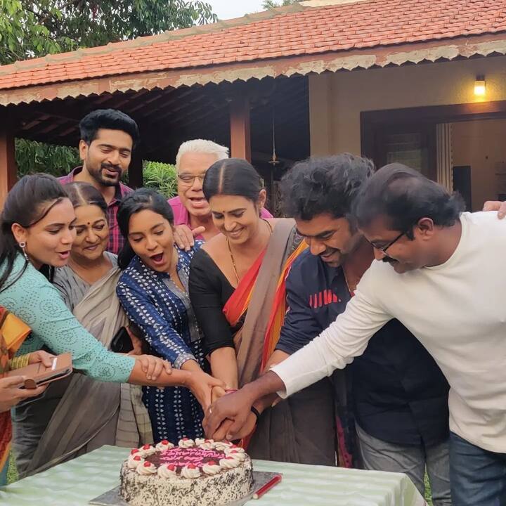 బుల్లితెర ప్రేక్షకులను అలరిస్తున్న సీరియల్స్ లో 'కార్తీకదీపం', 'గుప్పెడంతమనసు'తో పాటూ 'ఇంటింటి గృహలక్ష్మి' కూడా ఒకటి. ఆసక్తికర మలుపులతో సాగుతున్న ఈ సీరియల్ 600 ఎపిసోడ్స్ పూర్తైన సందర్భంగా సీరియస్ టీం అంతా కలసి కేక్ కట్ చేసి సంబరాలు చేసుకున్నారు. ఒకప్పటి హీరోయిన్ కస్తూరి ఈ సీరియల్ లో లీడ్ క్యారెక్టర్లో నటిస్తోంది.