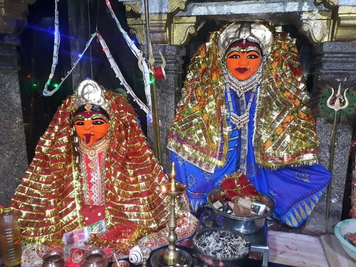 कवलका माता मंदिर, रतलाम – ये मंदिर एमपी के रतलाम में स्थित है. जोकि 300 साल पुराना है. लोगों की मानना है कि इस मंदिर में माता कवलका, मां काली और काल भैरव बाबा की मूर्तियां मदिरापान करती हैं. इस कारण लोग मां को प्रसन्न करने के लिए यहां पर मदिरा का भोग लगाते हैं.