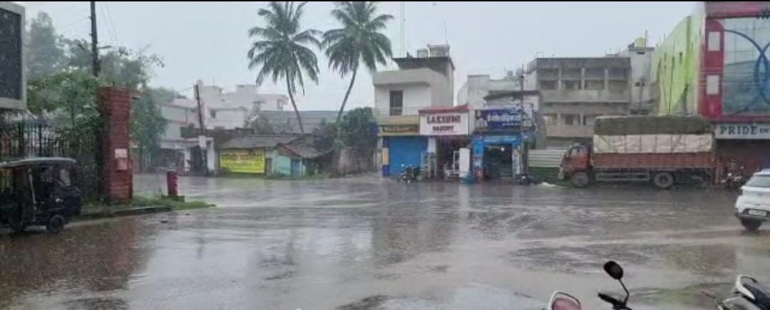 Bastar Weather Update: बस्तर में बदला मौसम का मिजाज, बारिश ने दी गर्मी से राहत तो ओलों ने फसलों को पहुंचाया नुकसान