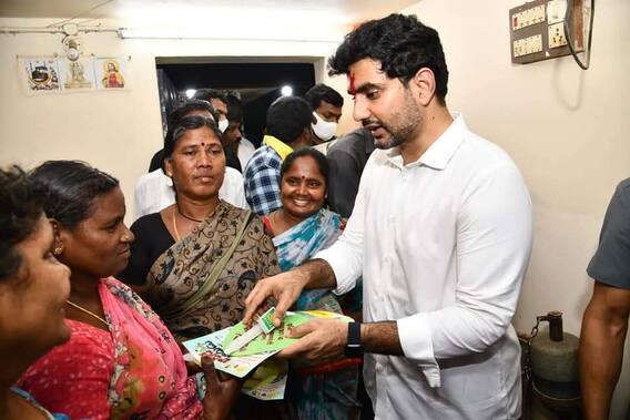 Nara Lokesh Protests Against Power Cuts in Andhra Pradesh: కొవ్వొత్తులు, విసనకర్రలు పంచిన లోకేష్