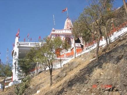 बिजासन देवी मंदिर - इंदौर के इस प्रसिद्ध मंदिर में 9 देवियों की प्रतिमाएं स्थापित है. तंत्र मंत्र के लिए प्रसिद्ध इस चमत्कारी मंदिर को सिद्ध पीठ माना जाता है.