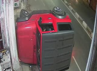 SURAT : કતારગામ વિસ્તારમાં લક્ઝરીયસ કારનો અકસ્માત, ત્રણ યુવાનોનો આબાદ બચાવ, જુઓ અકસ્માતનો વિડીયો