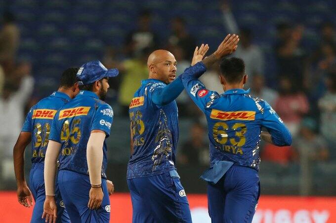 জবাবে ব্যাট করতে নেমে অজিঙ্ক রাহানের উইকেট প্রথম হারায় নাইটরা। টাইমাল মাইলস ফিরিয়ে দেন নাইট ওপেনারকে।