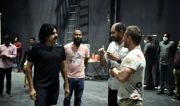 దర్శకుడు క్రిష్ జాగర్లమూడి, స్టంట్ డైరెక్టర్ తోదొర్ లాజరోవ్ తో పవన్ కల్యాణ్ 