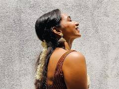 கொடியில் பூத்த மல்லிகை பூவாய் நடிகை சஞ்சனா நடராஜனின் க்ளிக்ஸ் .!