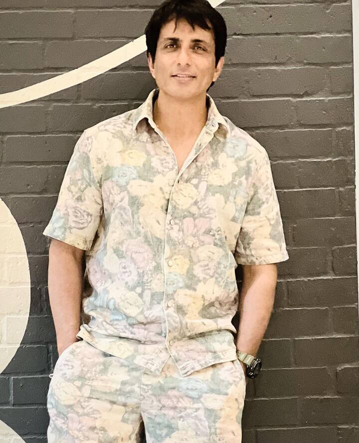 एका नेटकऱ्यानं एक मिम शेअर करून सोनू सूदला प्रश्न विचारला आहे. या मिममध्ये लिहिले आहे की, 'थंडीमध्ये शाल दान करणाऱ्या लोकांनो, उन्हाळ्यात थंड बिअर नाही देणार का?' हे मिम शेअर करून त्या नेटकऱ्यानं कॅप्शनमध्ये लिहिले, 'सोनू सूद कुठे आहेस?'. सोनूनं ही पोस्ट रिशेअर करून लिहिले, 'बिअरसोबत भुजिया चालेल का? '(photo:sonu_sood/ig)